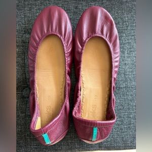 Size 10 Tieks in burgundy